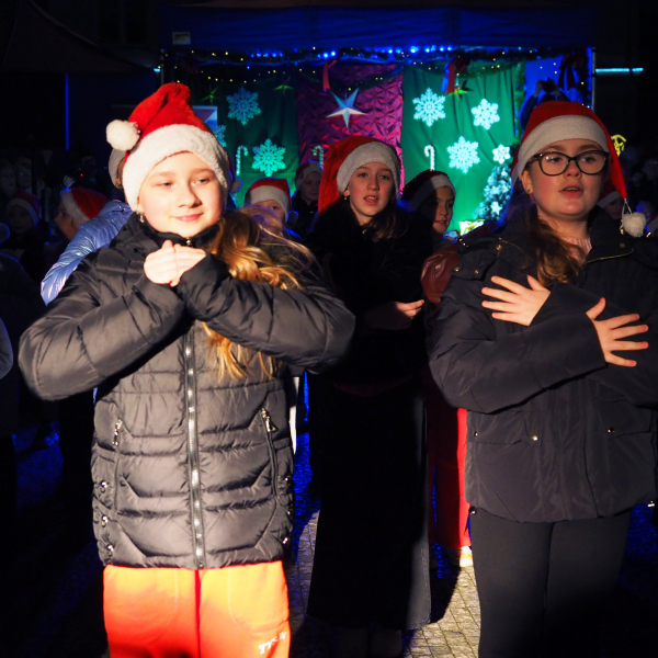 Świąteczne tańce na jasielskim rynku